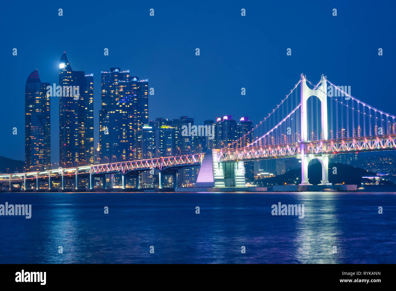 Gwangan Brücke und Wolkenkratzer in der Nacht. Busan, Südkorea Stockfoto
