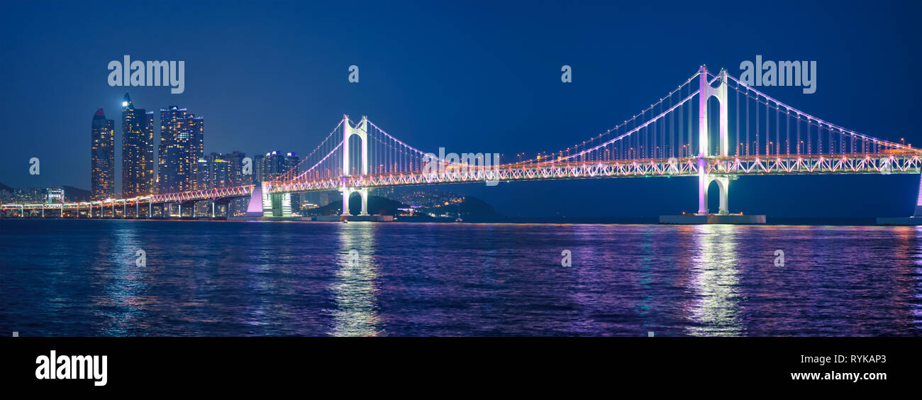 Gwangan Brücke und Wolkenkratzer in der Nacht. Busan, Südkorea Stockfoto