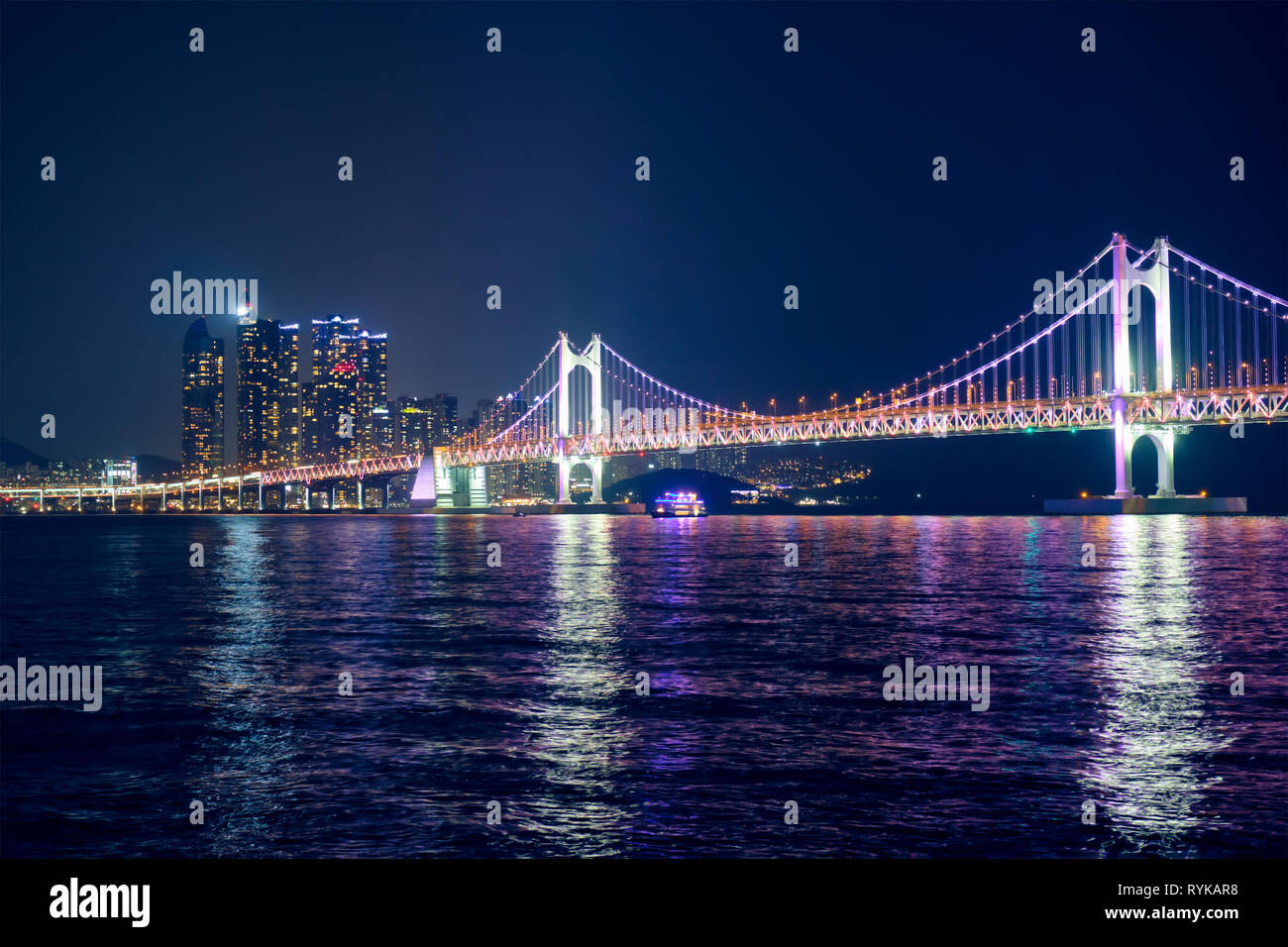 Gwangan Brücke und Wolkenkratzer in der Nacht. Busan, Südkorea Stockfoto