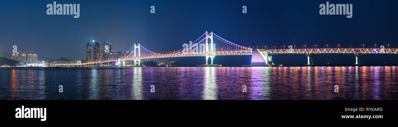 Gwangan Brücke und Wolkenkratzer in der Nacht. Busan, Südkorea Stockfoto