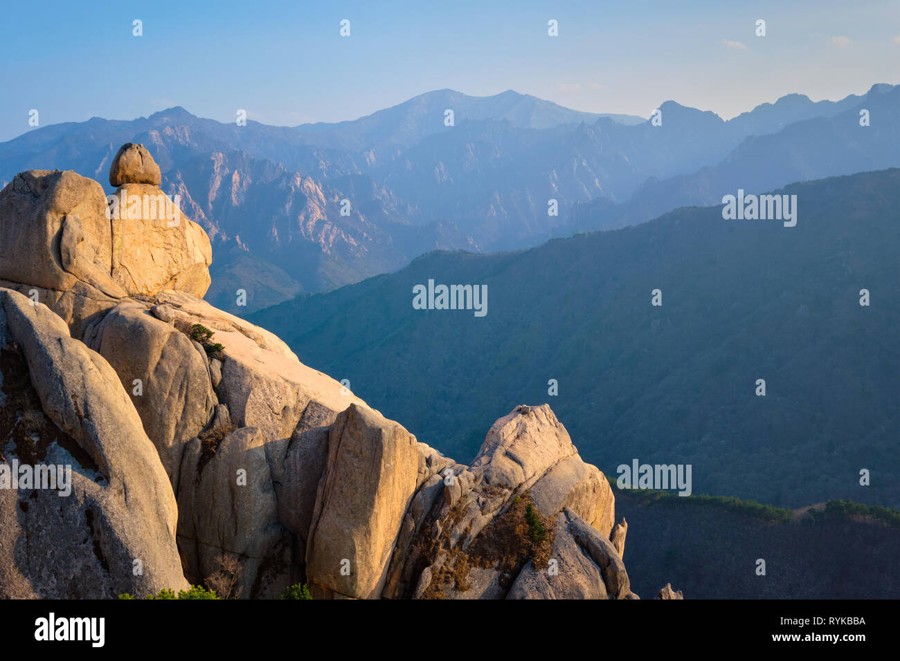 Blick von Ulsanbawi Rock Peak auf den Sonnenuntergang. Seoraksan Nationalpark, Südkorea Stockfoto