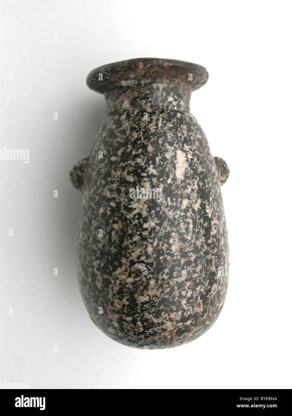 Alabastron (Container für duftende Öl). Ägyptische. Datum: 664 v. Chr.-343 v. Chr.. Abmessungen: 6,4 × 3,7 × 3,5 cm (2,54 × 1,47 × 1,40 in). Granit. Herkunft: Ägypten. Museum: Das Chicago Art Institute, Chicago, USA. Thema: Alte ägyptische. Stockfoto