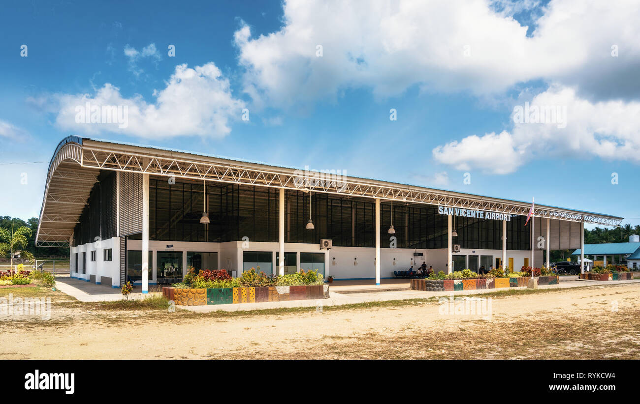 San Vicente, Palawan, Philippinen - Februar 7, 2019: Außen der kleinen inländischen Flughafen mit Vorzeichen Stockfoto