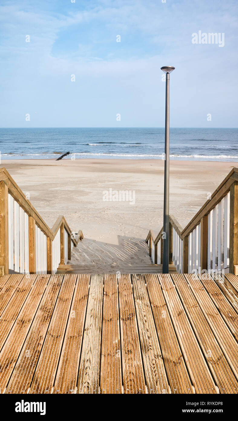 Holzsteg mit Strand Eingang. Stockfoto