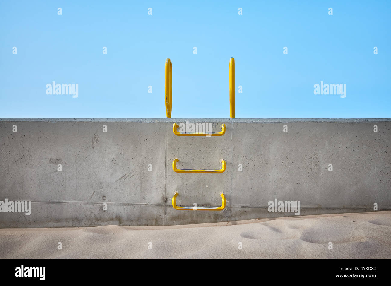 Stahl Leiter in einer Betonwand embedded, konzeptionelle Bild. Stockfoto