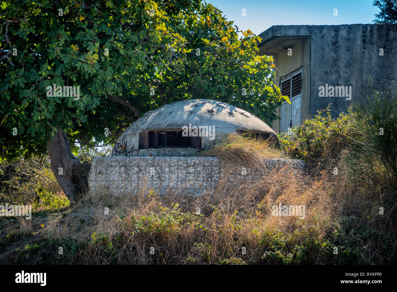 Albanische Bunker in der Nähe der Küste von Vlora, Albanien Stockfoto