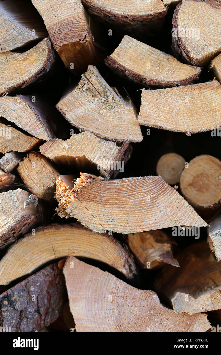 Stapel von Brennholz gestapelt. Diese Protokolle können für einen Kamin oder Heizung eines Hauses. Schöne Nahaufnahme wurde in Finnland mit berücksichtigt. Farbe Bild. Stockfoto