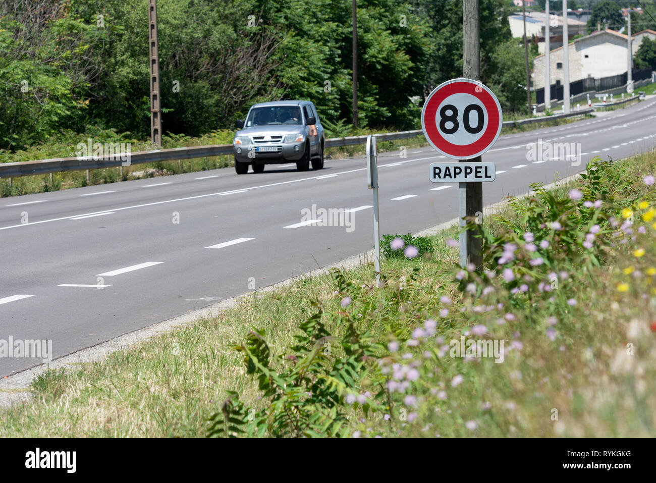 80 km/h Höchstgeschwindigkeit Zeichen entlang der Autobahn RN7, in der Nähe von La Roche-de-Glun (Frankreich). Zeichen und Verkehr: Änderungen an der Drehzahlgrenze, versuch Paro Stockfoto