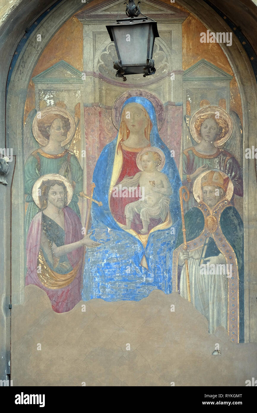 Thronende Madonna mit Heiligen und Engel, Fresko von Francesco Fiorentino, Ecke Via della Scala und der Piazza Santa Maria Novella in Florenz Stockfoto