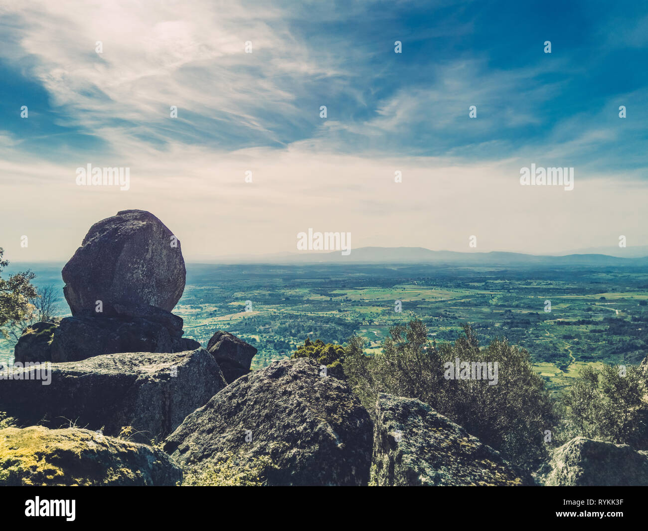 Ein Blick von Monsanto Bergdorf. Herrliche riesige Felsbrocken mit Blick auf die portugiesische Landschaft. Blick auf Felder und Ebenen zu fernen Bergen Stockfoto