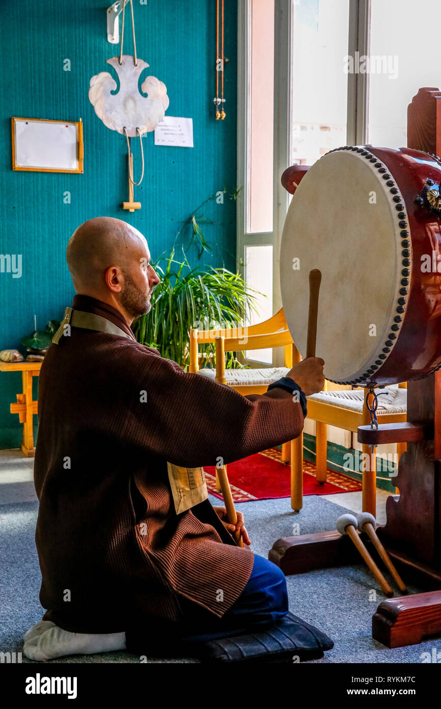 Zen sesshin (Retreats) in Lanau, Cantal, Frankreich. Master Klang der Trommel. Stockfoto