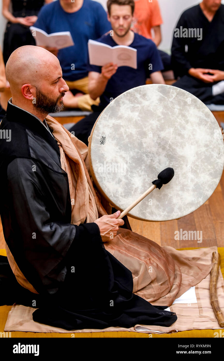 Zen Meister spielen eine Trommel in Paris, Frankreich. Stockfoto