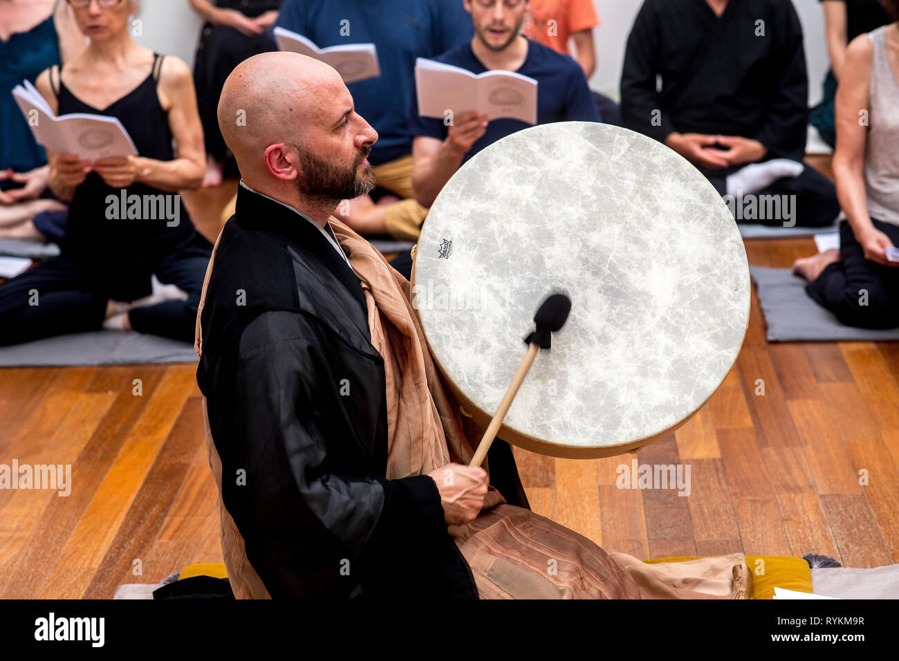 Zen Meister spielen eine Trommel in Paris, Frankreich. Stockfoto