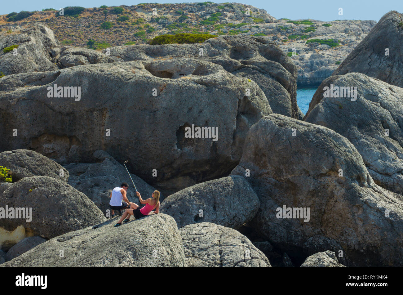 Rhodos, Griechenland - 17. September 2017: Junge Mädchen neben einem Kerl nimmt eine selfie in einer bergigen Gegend an der Küste Stockfoto