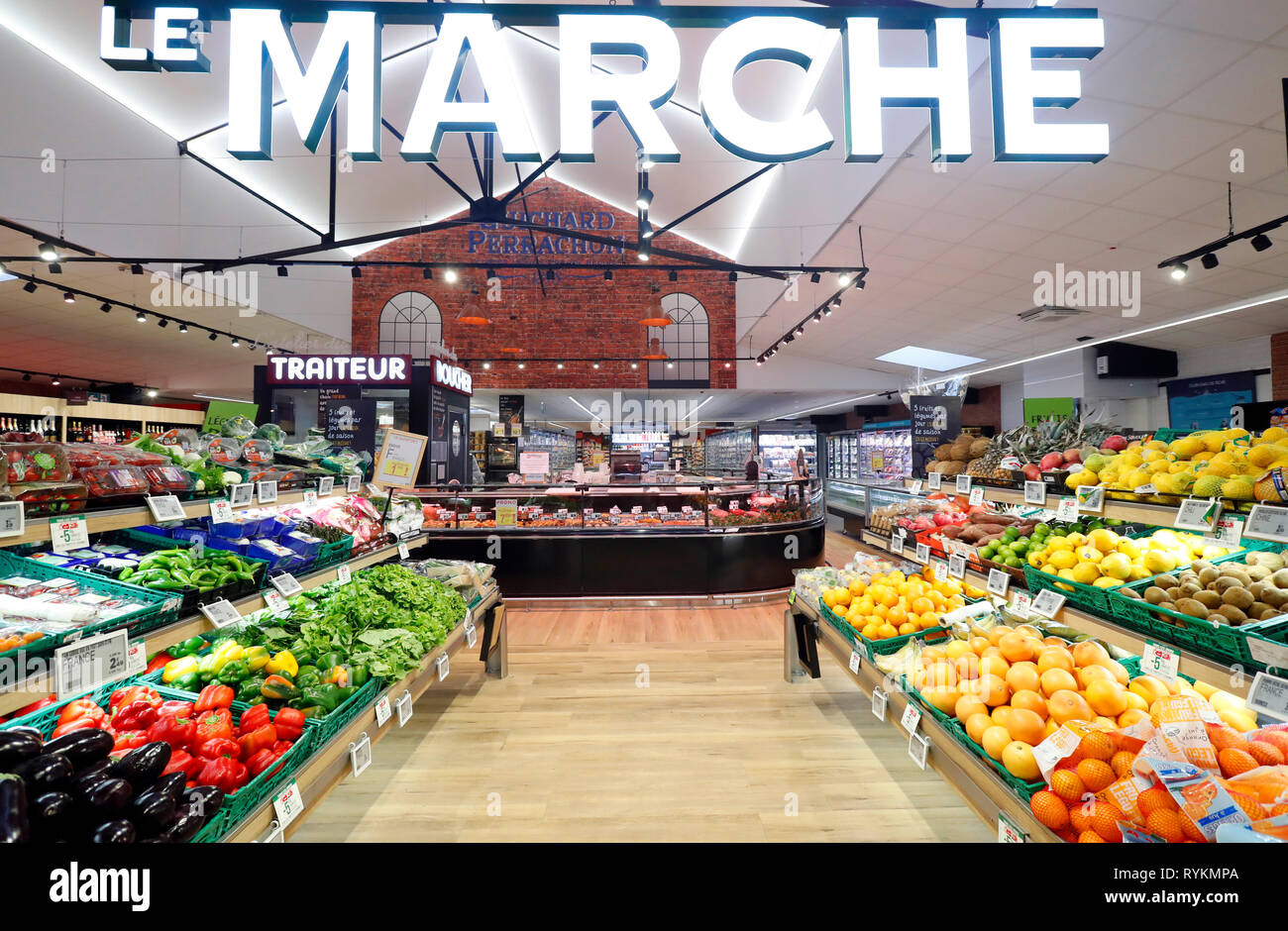 Gemüse und Früchte zum Verkauf im Supermarkt. Frankreich. Stockfoto