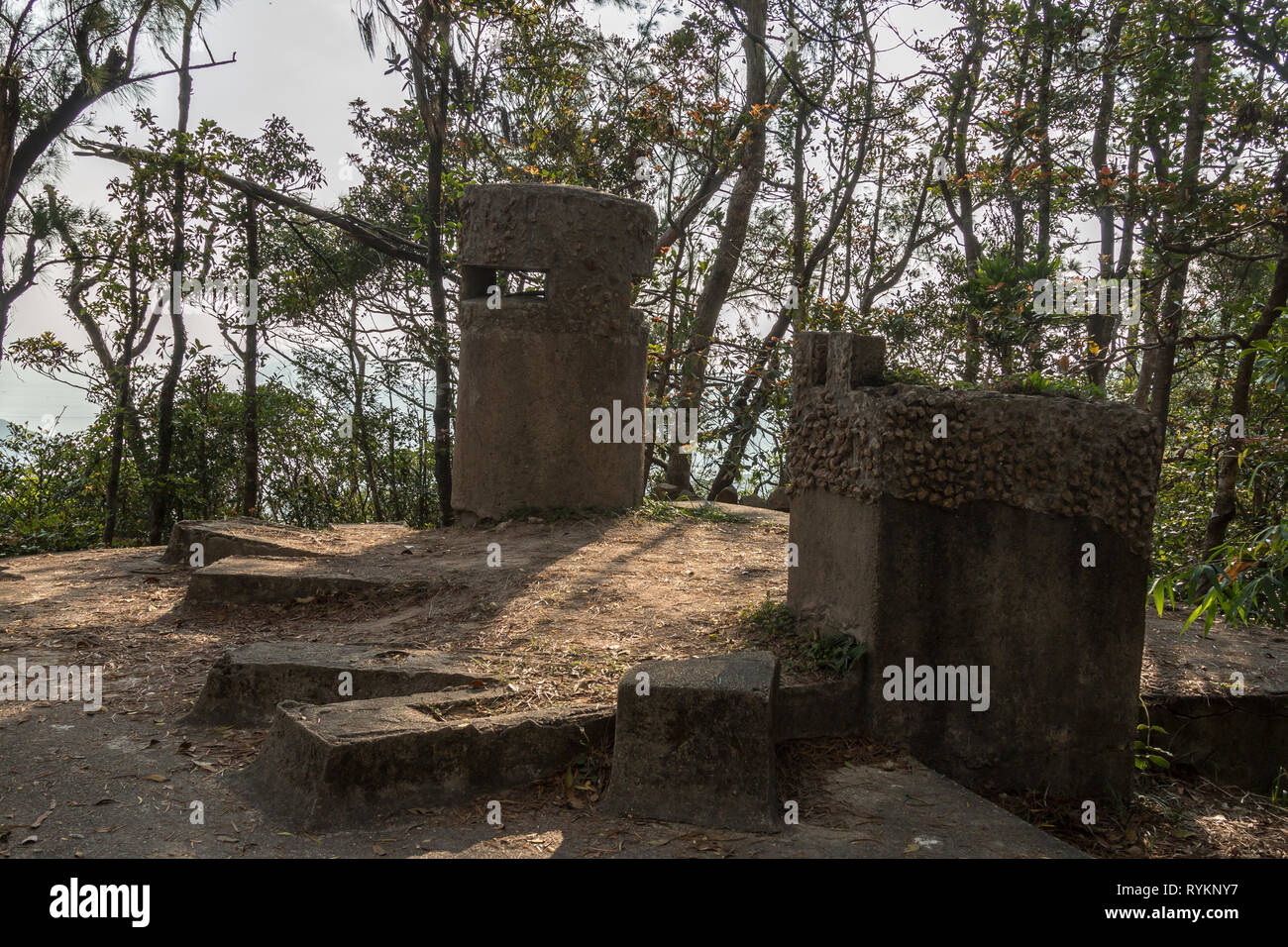 Wandern am Wong Nai Chung Lücke Trail, Hongkong - eine Website von einem verlassenen britischen Militär Position während der Schlacht von Hongkong im 2. Weltkrieg verwendet. Stockfoto