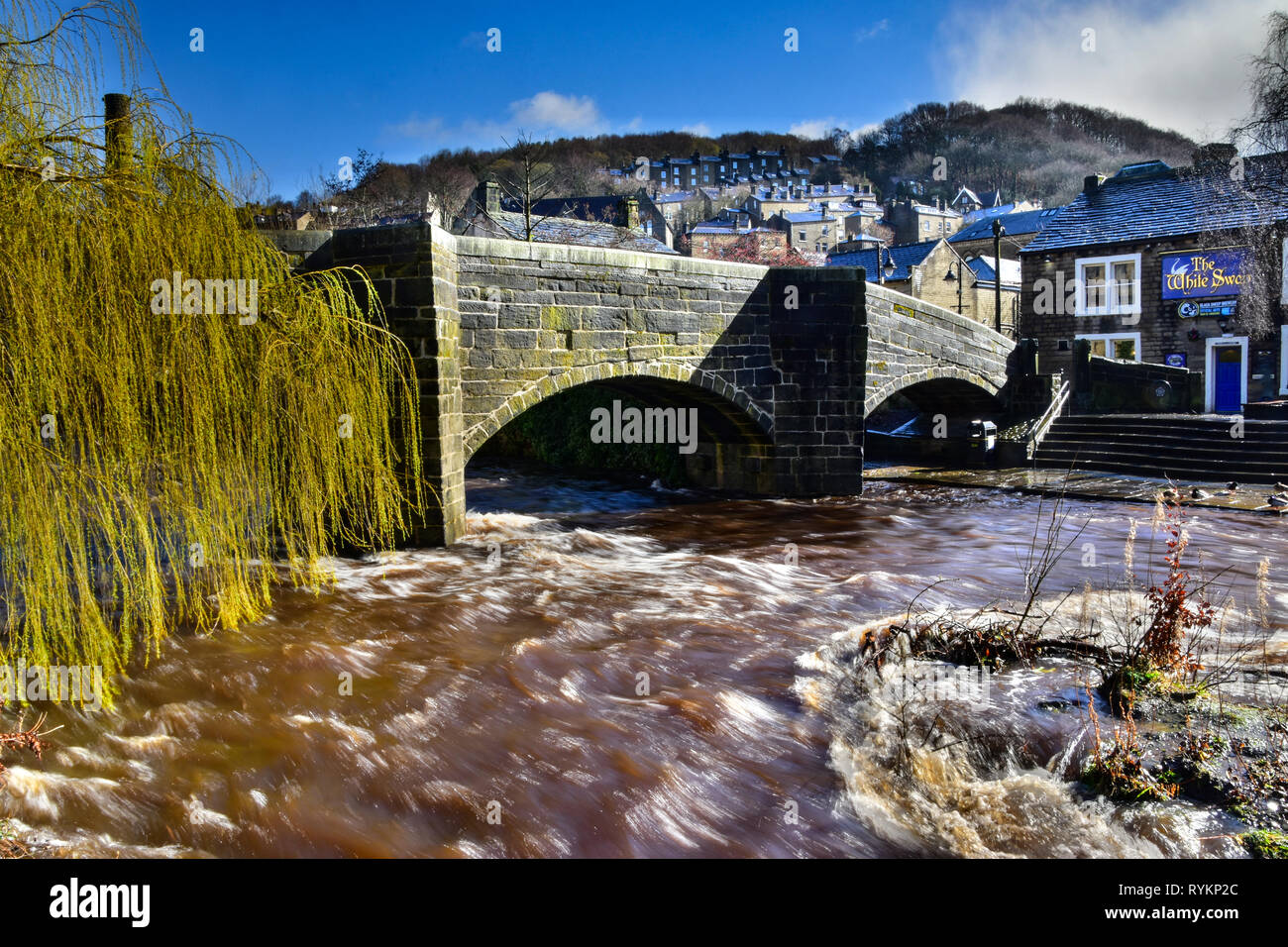 Alte Packesel Brücke über Hebden Wasser in Überflutung, Hebden Bridge, Calderdale, West Yorkshire Stockfoto