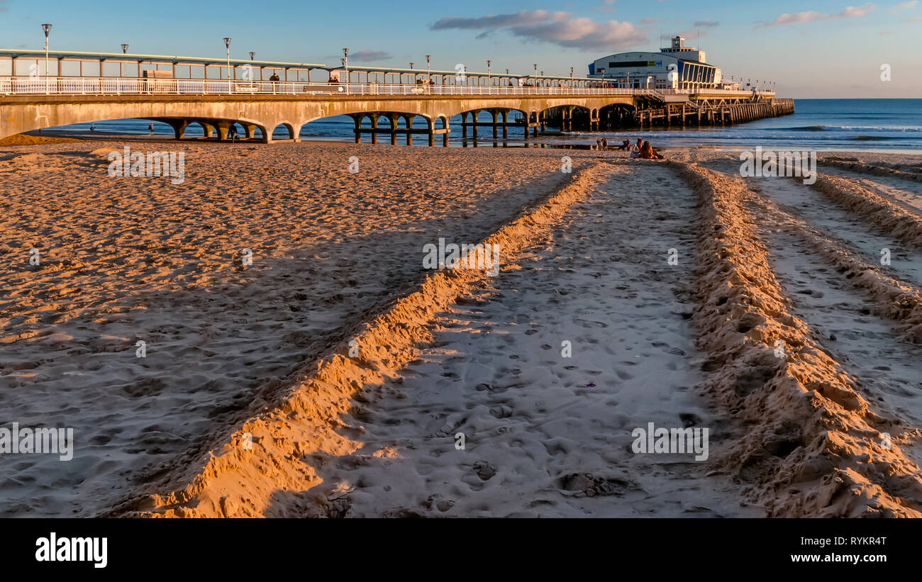 Die seebrücke und den Sandstrand von Bournemouth im Lichte der einen schönen Sonnenuntergang, England Stockfoto
