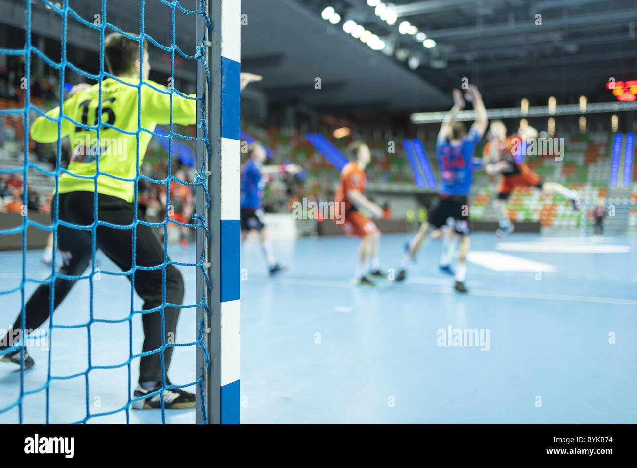 Detail der Handball Torpfosten mit Net und Handball Match im Hintergrund. Stockfoto