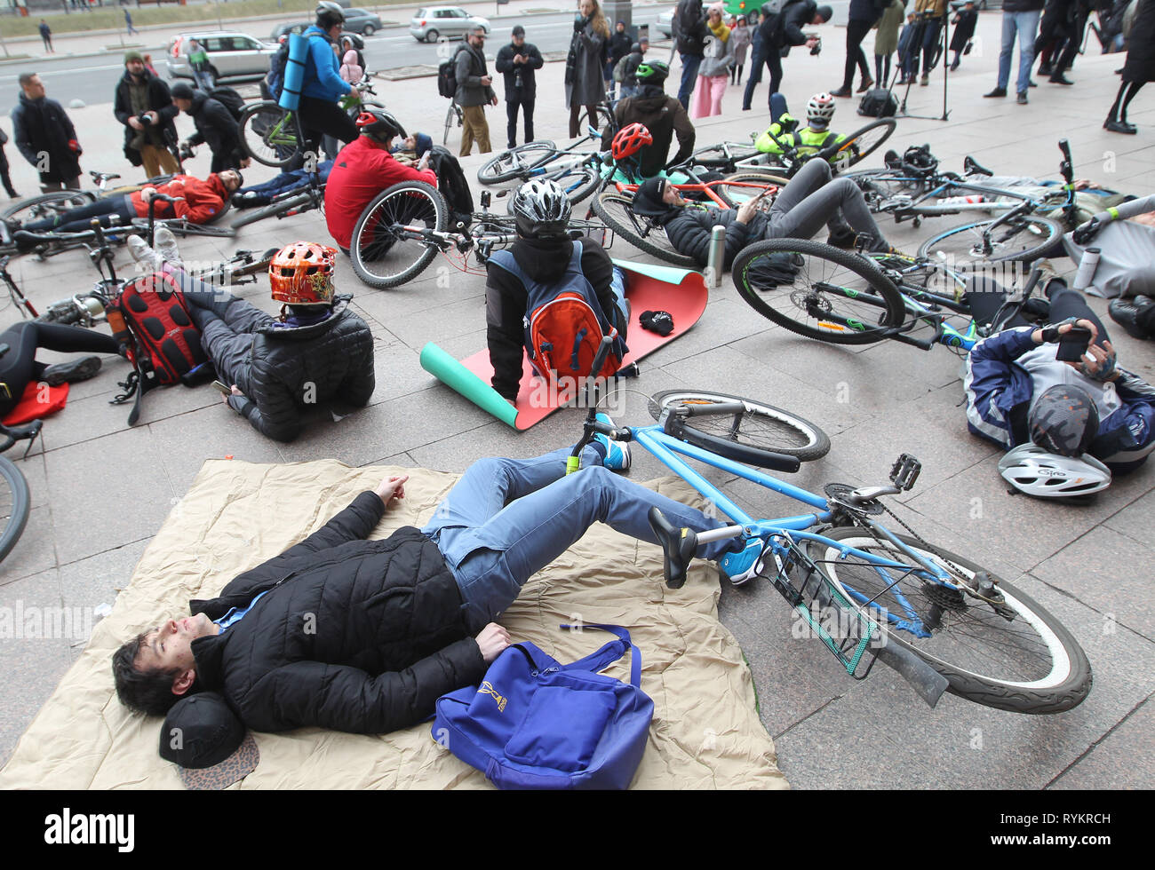 Radfahrer gesehen auf dem Boden mit ihren Fahrrädern im Rathaus Während des Protestes. Radfahrer Nachfrage für Beamte, die Ausschreibung für die Radwege zu verkünden und verringern Sie die maximale Geschwindigkeit auf 50 Kilometer pro Stunde für Autos in der Stadt erlaubt. Dieses 'Die-In"-Protest war der Tod eines älteren Radfahrer verbunden, der durch ein Auto an einem Radweg in Kiew schlug, nach den Aktivisten. Stockfoto