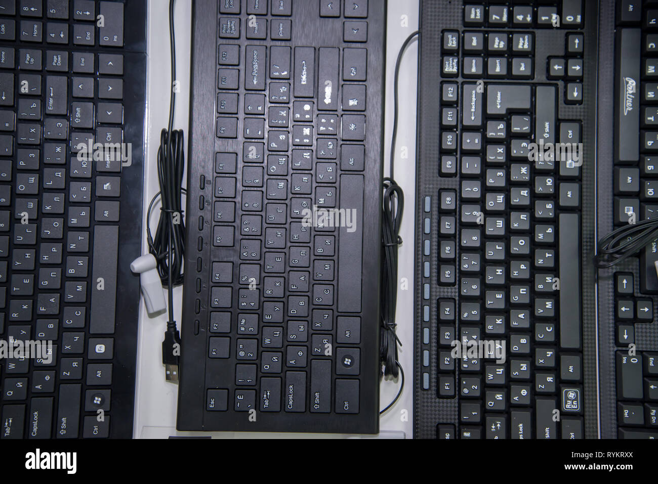 Tscheljabinsk, Russland - Februar 2019. Schwarze Tastatur für einen Computer mit einem russische Schrift auf der Verkaufsplattform. Stockfoto