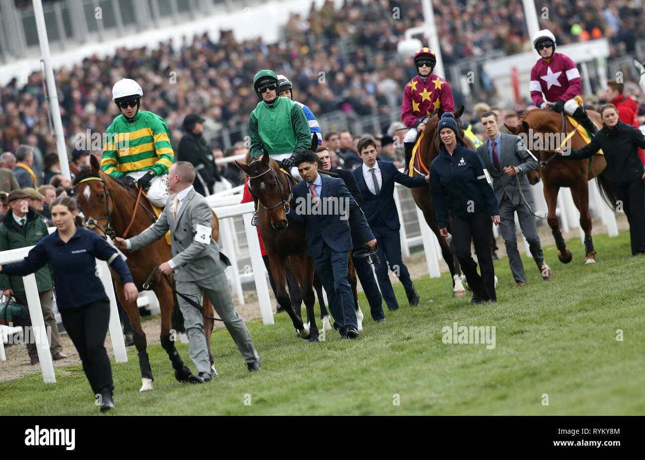 Coney Island geritten von Mark Walsh, Fußablage geritten von Ruby Walsh, Monalee geritten von Rachel Blackmore und Straße zu respektieren, geritten von Sean Flanagan vor dem Ryanair Chase während der St Patrick's Donnerstag der2019 Cheltenham Festival in Cheltenham Racecourse. Stockfoto