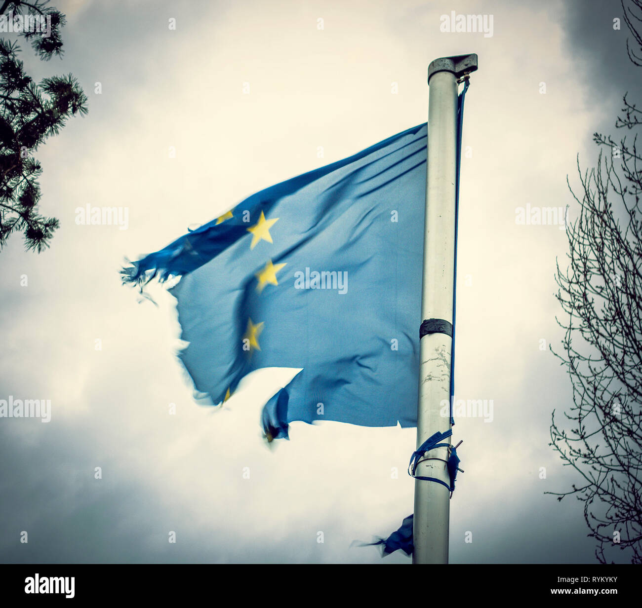 Zerrissene Flagge der Europäischen Union Stockfoto