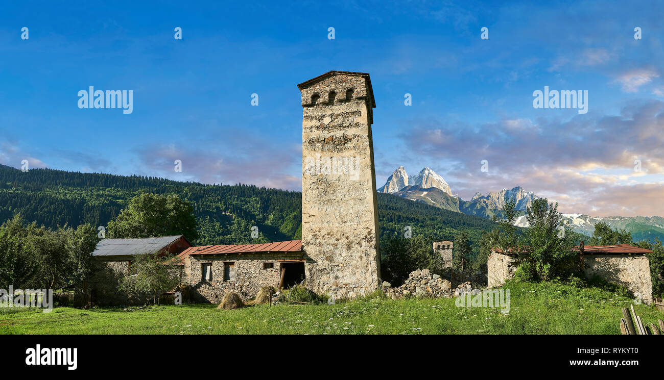 Stein mittelalterlichen Swanetien Turm beherbergt der Lashtkhveri Dorf im Kaukasus, obere Swanetien, Samegrelo-Zemo, Mestia Swanetien, Georgien Stockfoto