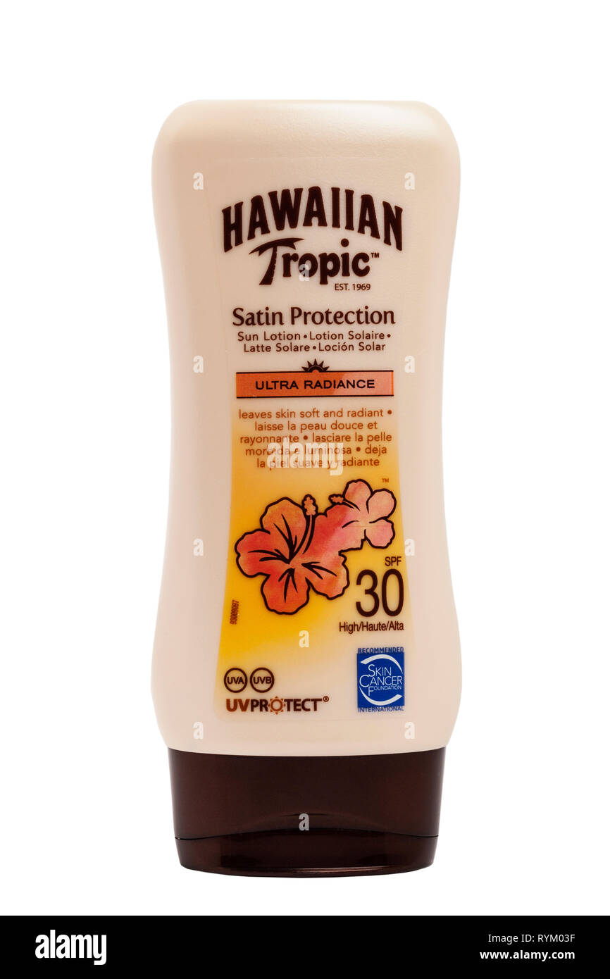 Ein Whirlpool von Hawaiian Tropic Sun Lotion Creme mit UV-Schutz auf weißem Hintergrund Stockfoto