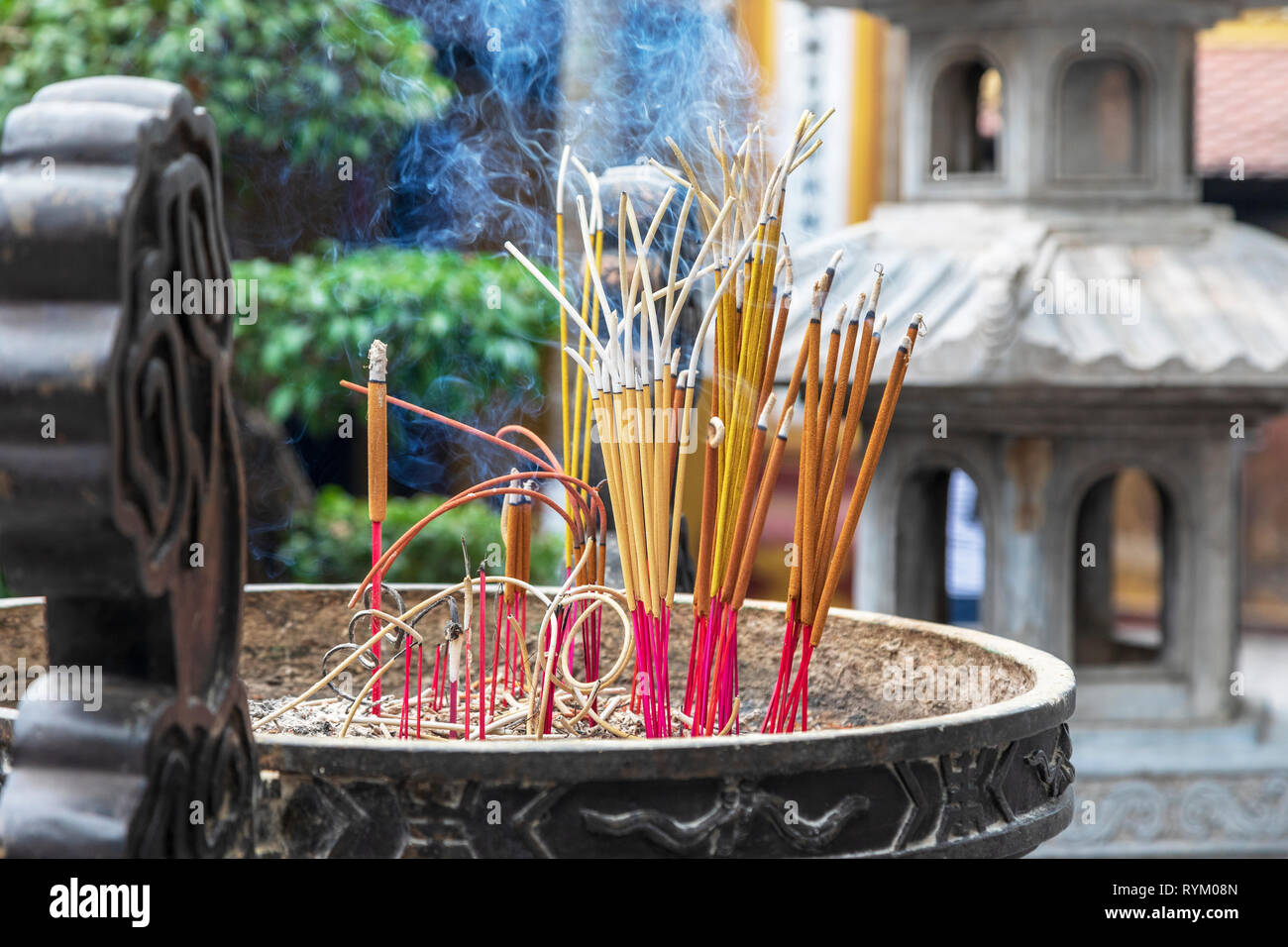 Brennende Räucherstäbchen für das Gebet an den Tran Quoc Pagode in Westlake, Hanoi, Vietnam, Asien Stockfoto