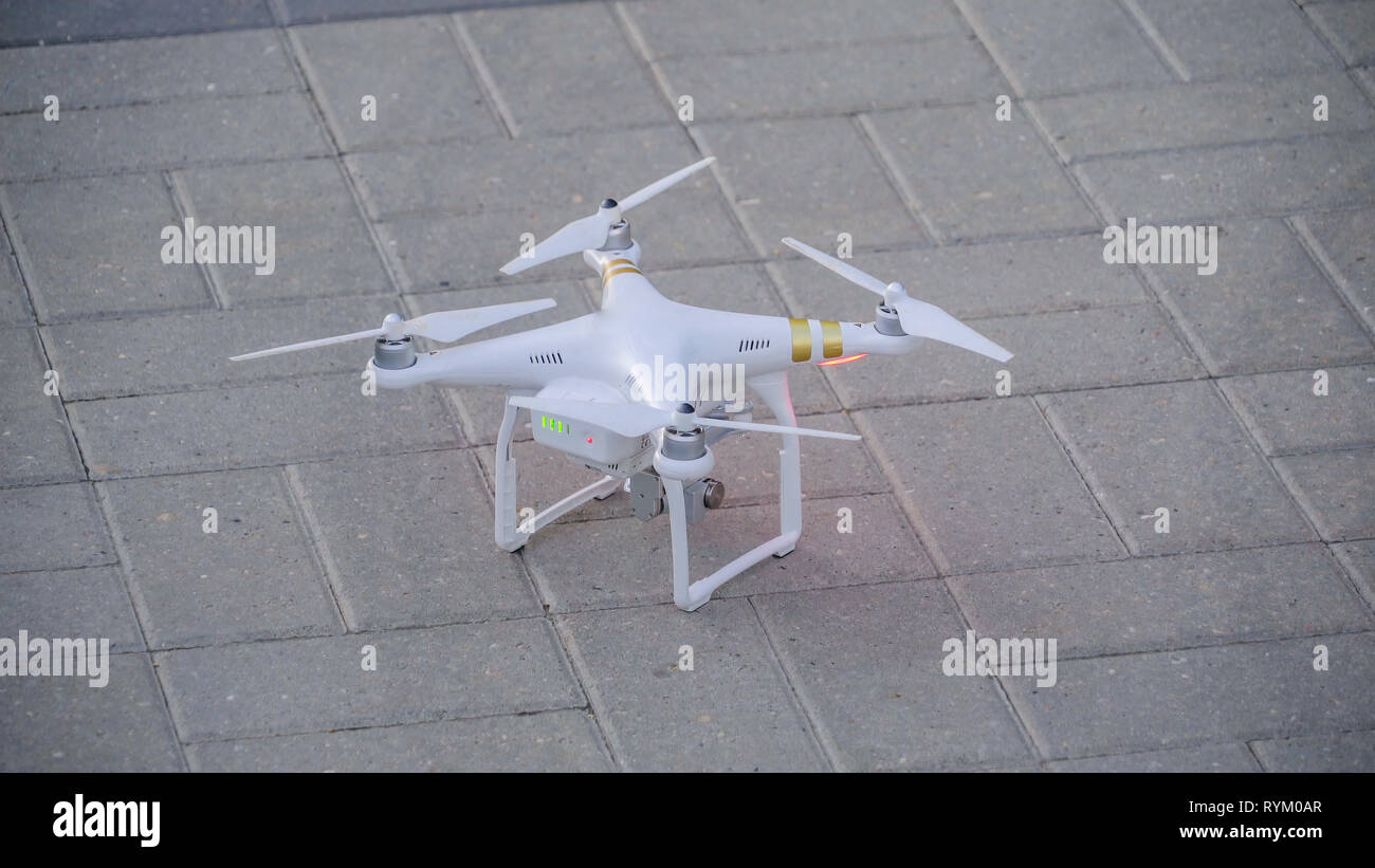 Eine weiße multicopter Brummen auf dem Boden Es ist eine neue Technologie, die Videos in einer Luftaufnahme erfasst Stockfoto