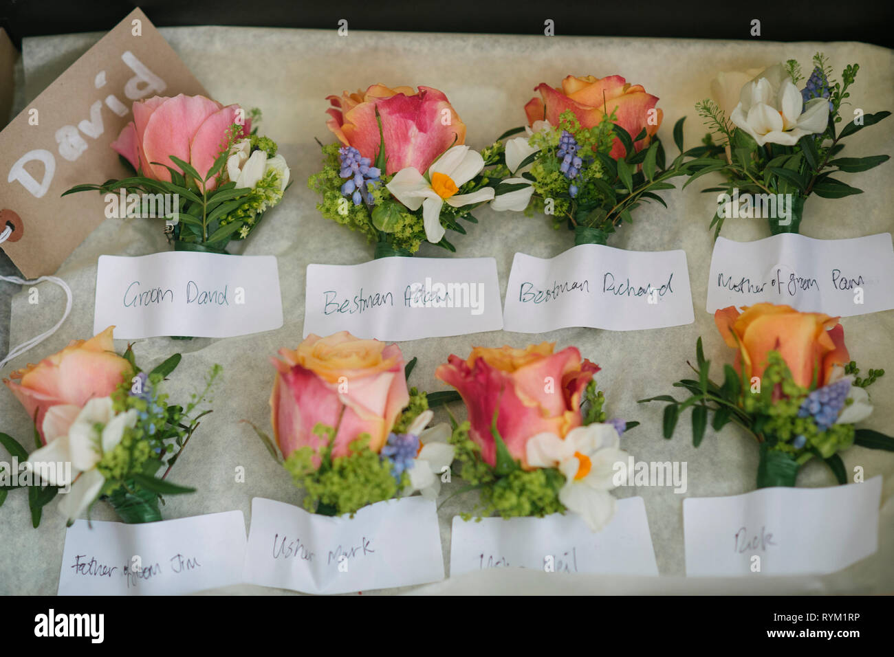 Männer Hochzeit Knopfloch Blumen, bunte und rustikale Blumen. Hochzeitsblumen. Knopfloch Blume Ideen. Hochzeiten erlaubt Coronavirus 2020 UK England Stockfoto