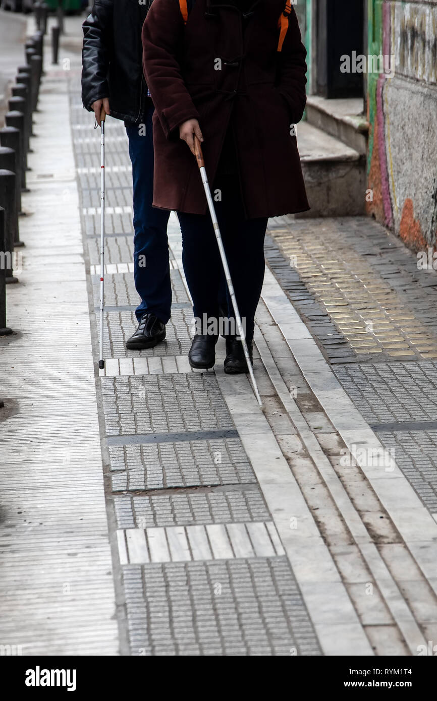 Blinden Mann und Frau zu Fuß auf der Straße mit einem weißen Stock Stockfoto