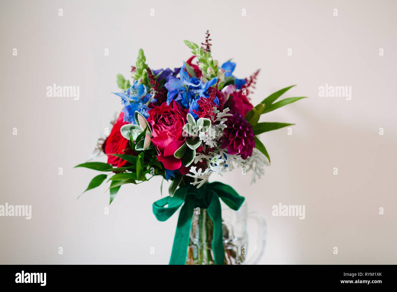 Eine lebendige bunte Blumen Hochzeit Strauß auf einen einfachen Hintergrund Stockfoto