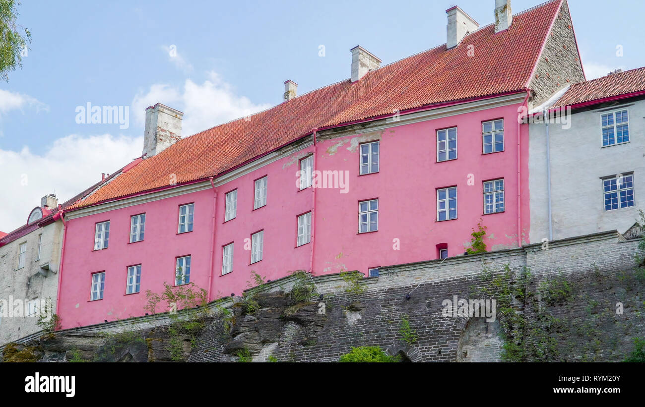 Blick auf die rosa Wand der großen Burg mit den kleinen Fenstern und rote Dächer auf es Stockfoto