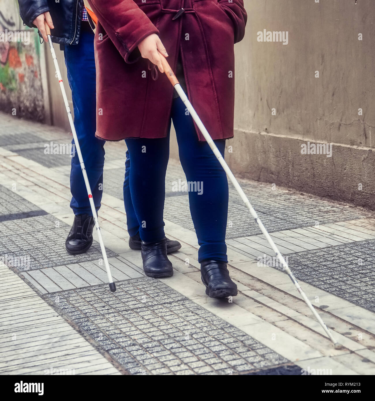 Blinden Mann und Frau zu Fuß auf der Straße mit einem weißen Stock Stockfoto