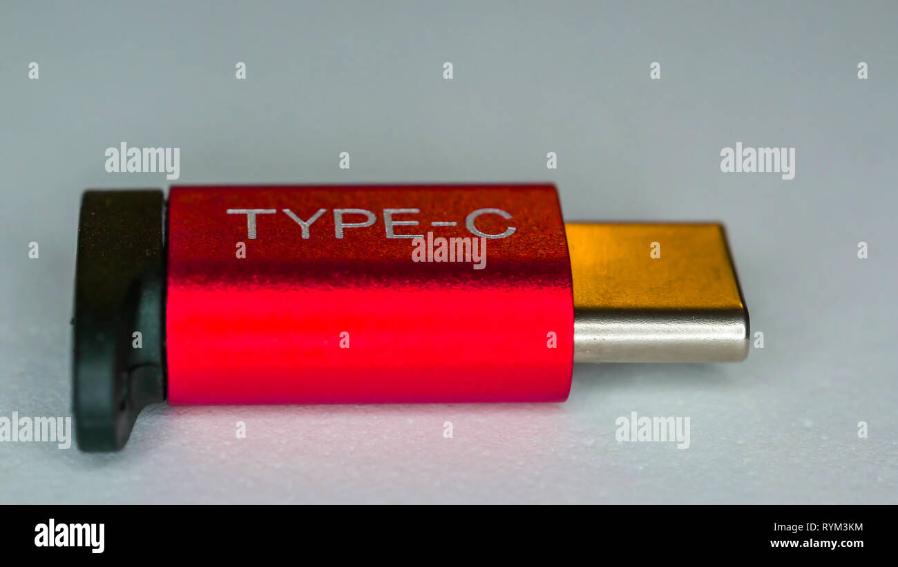 Der kleine rote USB-C Adapter auf dem Tisch mit der Micro Port auf der Seite Stockfoto