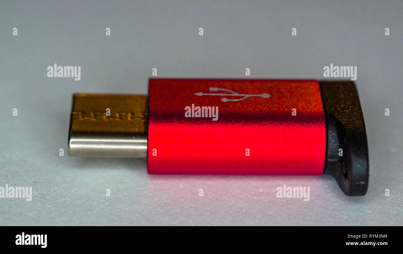 Ein genauerer Blick auf das Rote USB-C micro Adapter für die Speicherung von Dateien auf dem Computer verwendet werden. Stockfoto