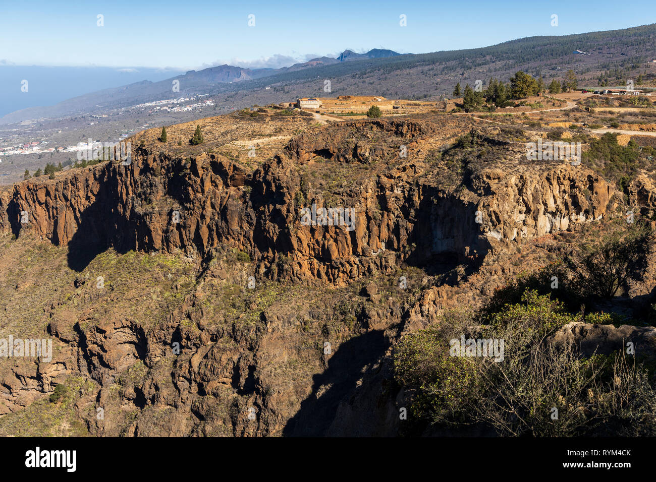 Blick in den Barranco de Guaria und einem entfernten finca Bauernhof oberhalb der Klippen, und die Klippen von Los Gigantes auf den fernen Horizont, von Las Fuentes Stockfoto