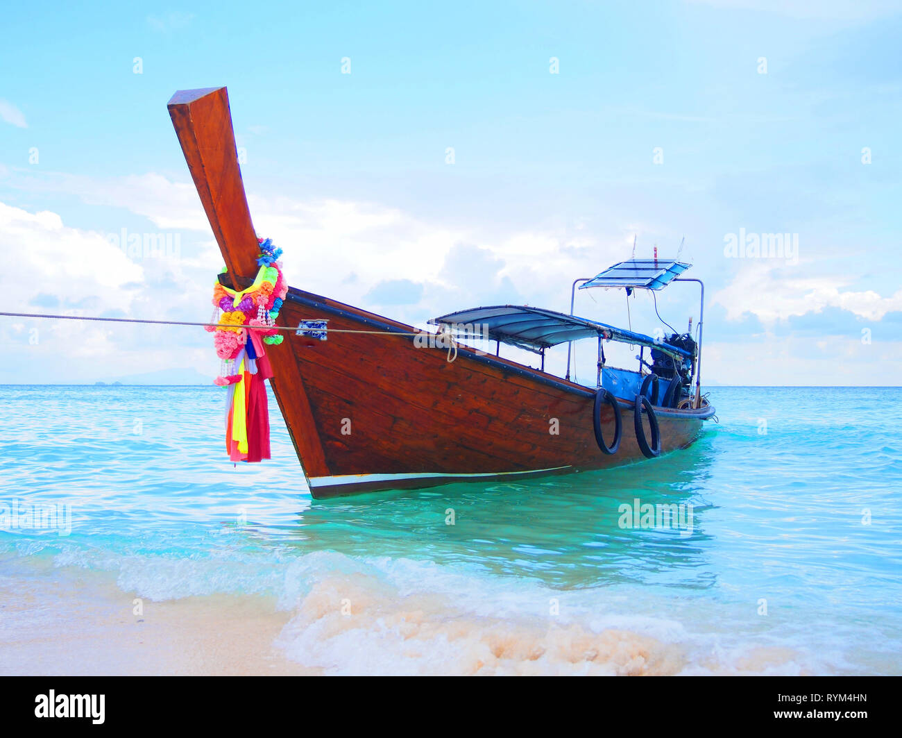 Long Tail Boot an Maya Bay, Phi Phi Island, Phuket Thailand Stockfoto