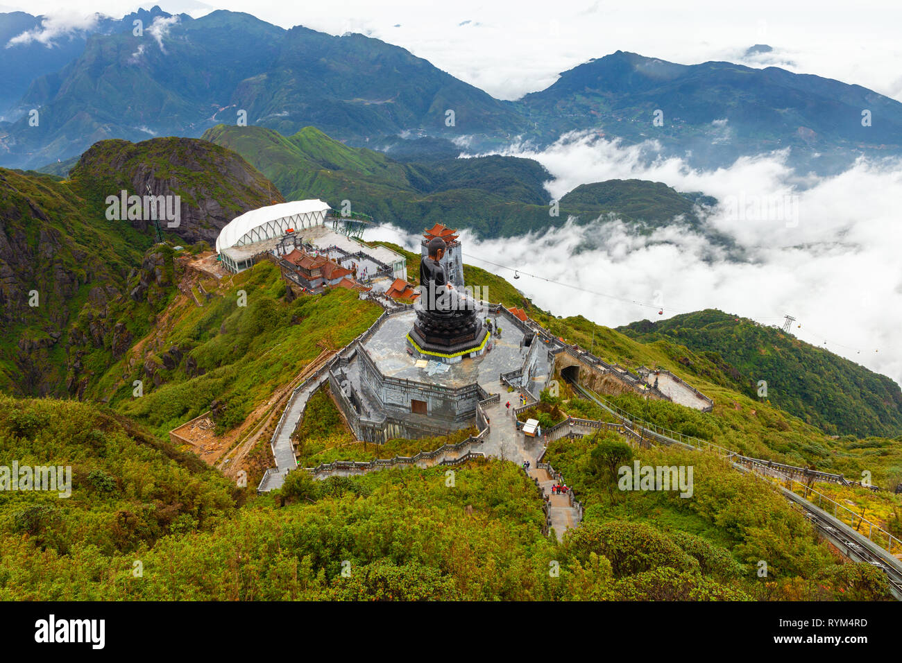 Sapa, Vietnam - Oktober 08, 2018: Ein Blick auf die Statue des Großen Buddha und die Seilbahn vom Gipfel des Fansipan Berg am 8. Oktober 2018, in Sa Stockfoto