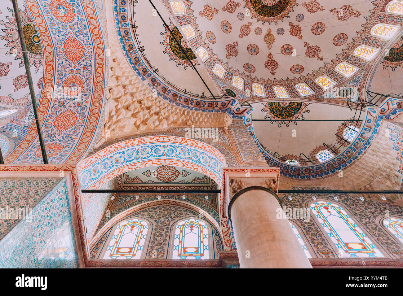 Istanbul, Türkei - 15 August, 2018: Die Innenausstattung der Sultan Ahmed Moschee oder Blaue Moschee am 15. August 2018 in Istanbul, Türkei Stockfoto