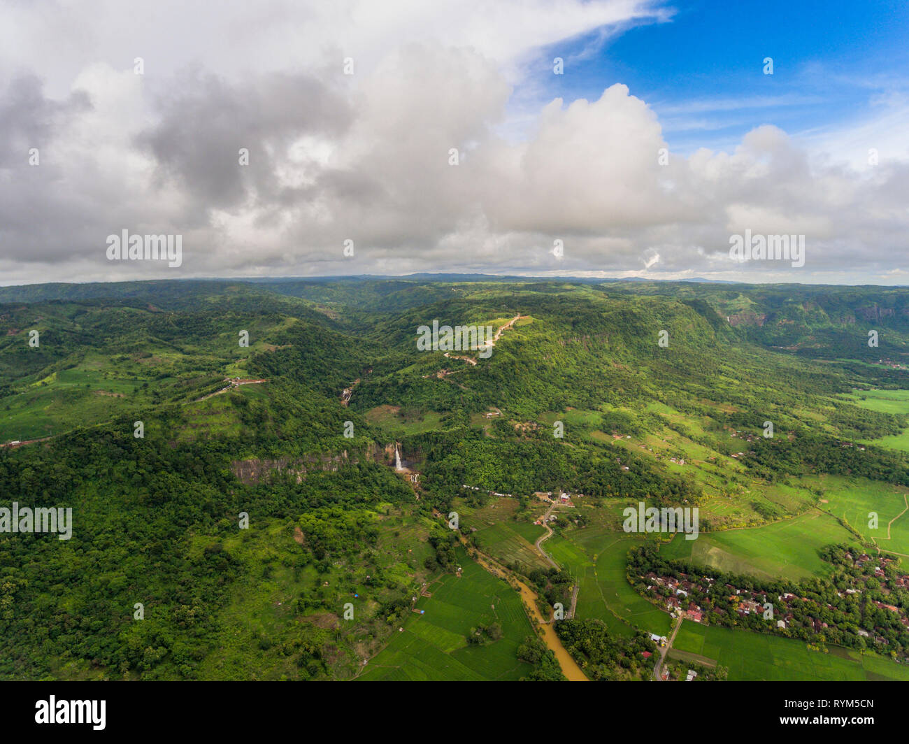 Geologische Störung, ein Tal und Wasserfall, die größte Hufeisen-förmigen natürliches Amphitheater in Indonesien. Ciletuh - palabuhanratu Geopark. Stockfoto