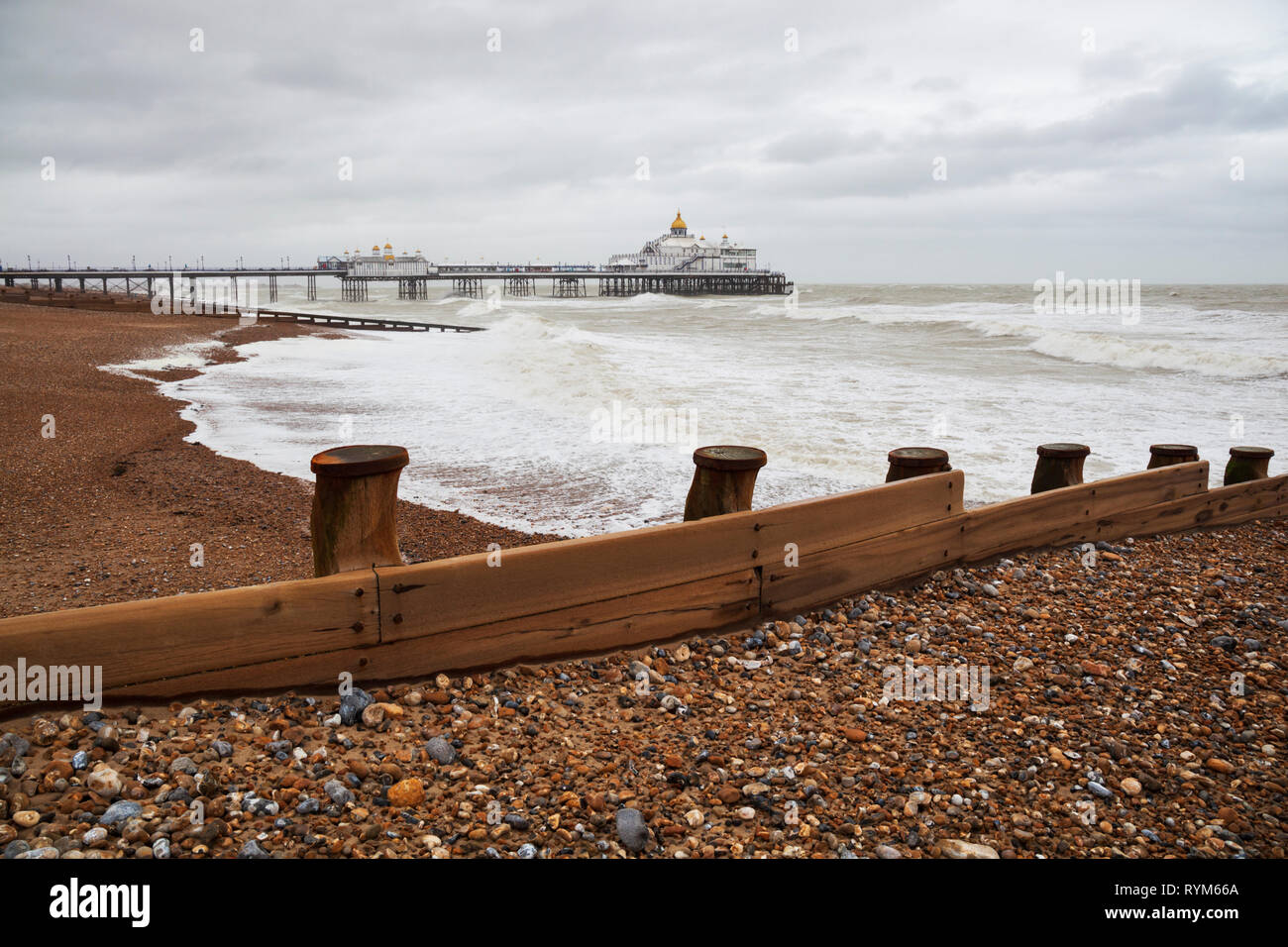 Eastbourne Pier und groyne am Kiesstrand mit stürmischer See, Eastbourne, East Sussex, England, Vereinigtes Königreich, Europa Stockfoto