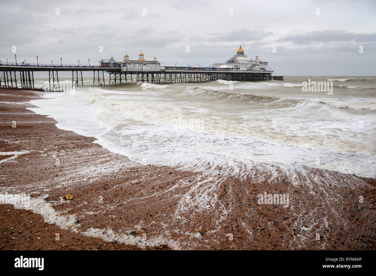 Eastbourne Pier- und Kiesstrand mit stürmischer See, Eastbourne, East Sussex, England, Vereinigtes Königreich, Europa Stockfoto