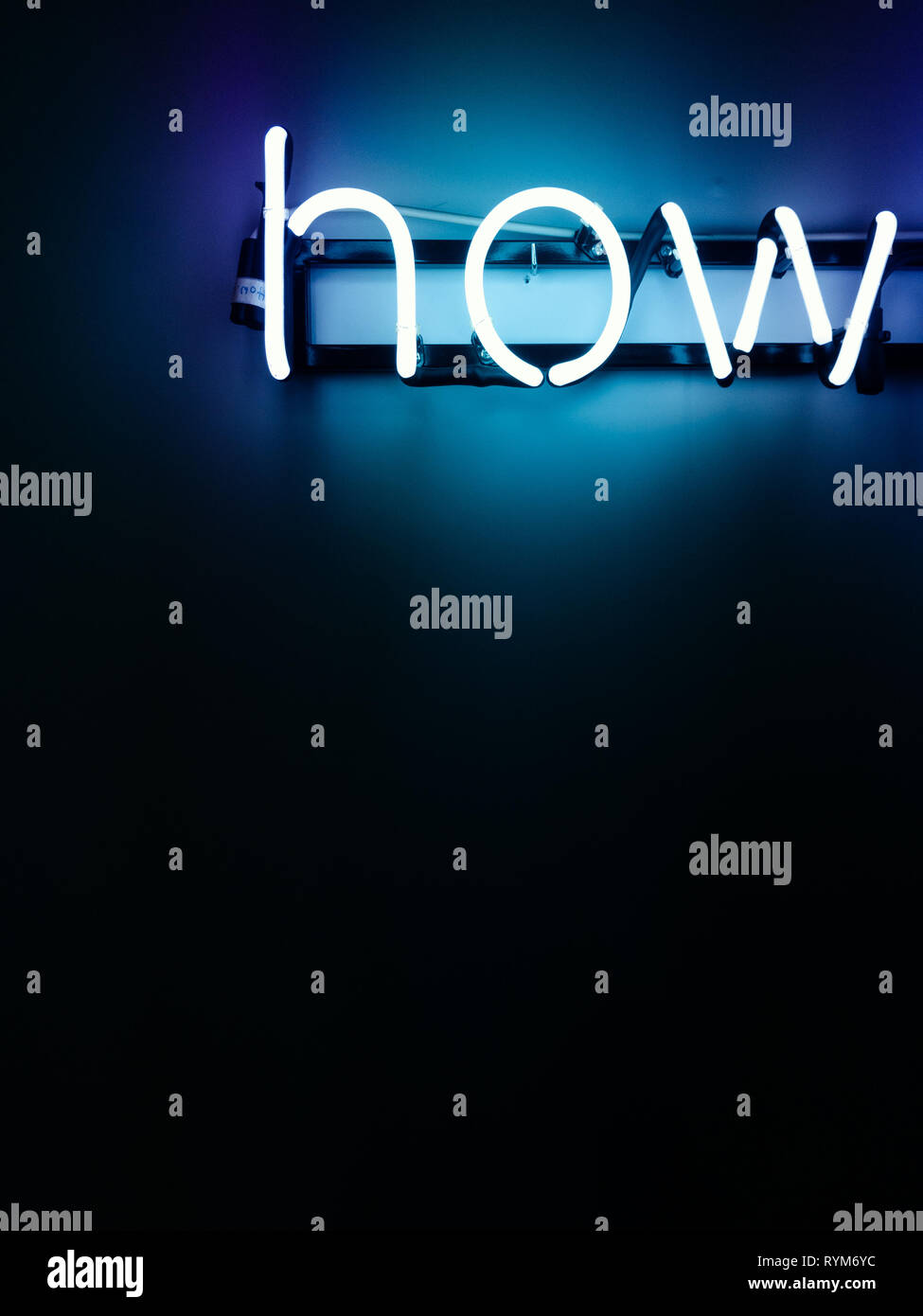Wie viel von dieser Erfindung ist Neon schreiben Installation Stockfoto