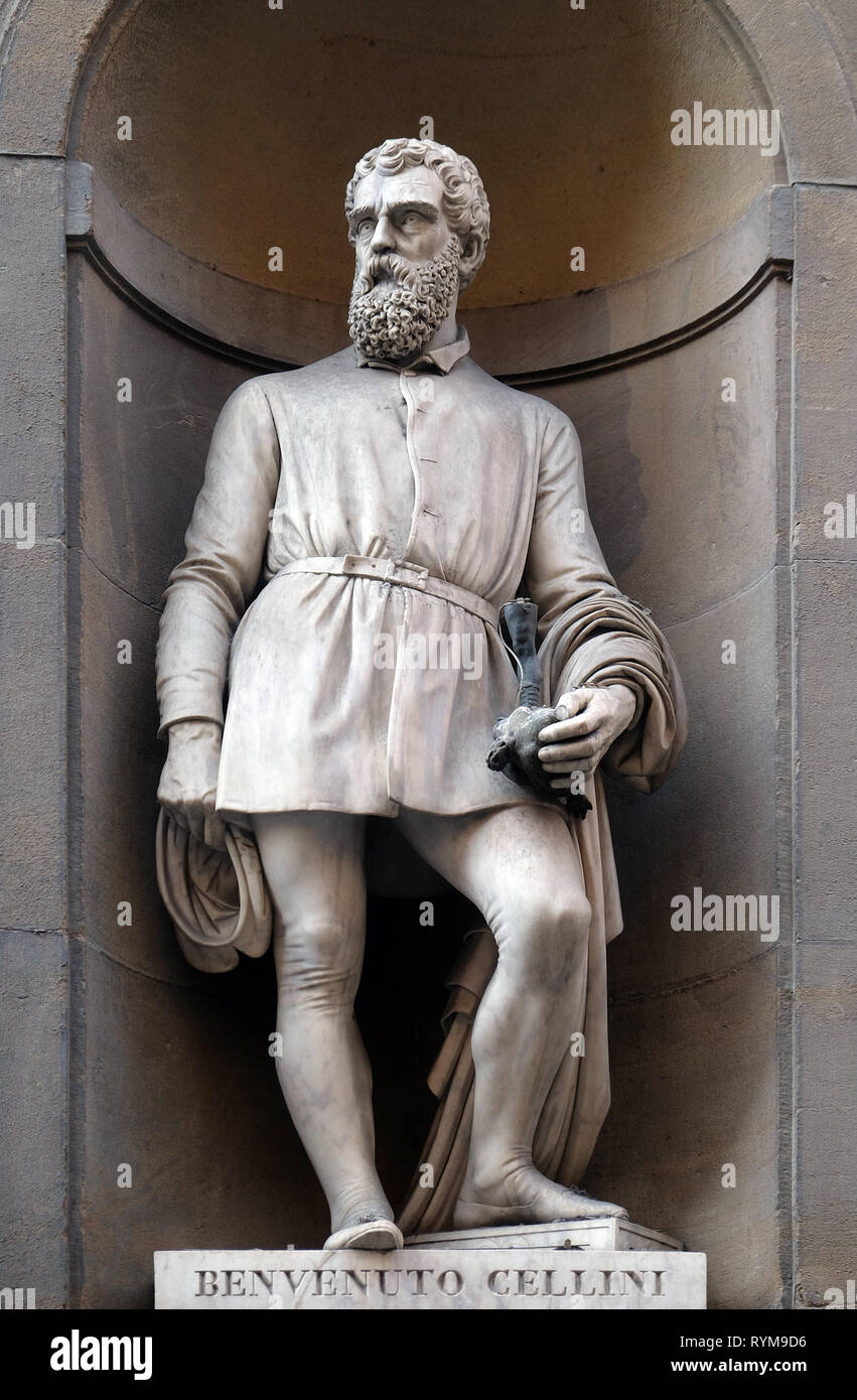 Benvenuto Cellini, Statue, die in den Nischen der Säulenhalle, die Uffizien in Florenz Stockfoto