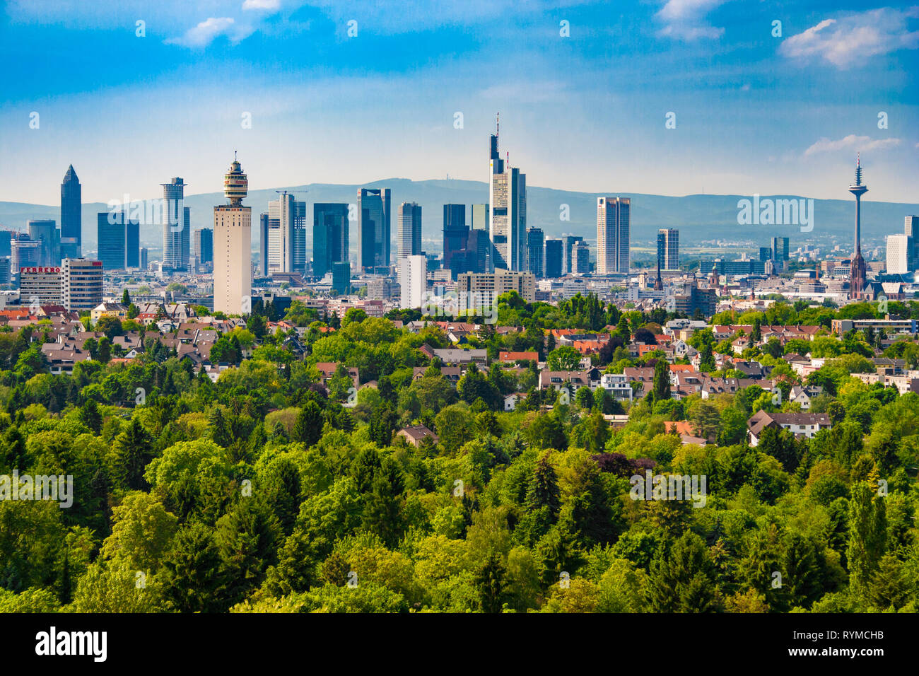 Die berühmte Skyline von Frankfurt, Deutschland an einem schönen sonnigen Tag mit einem blauen Himmel. Die Aussicht nach Norden in Richtung Frankfurter Wolkenkratzer zeigt alle... Stockfoto