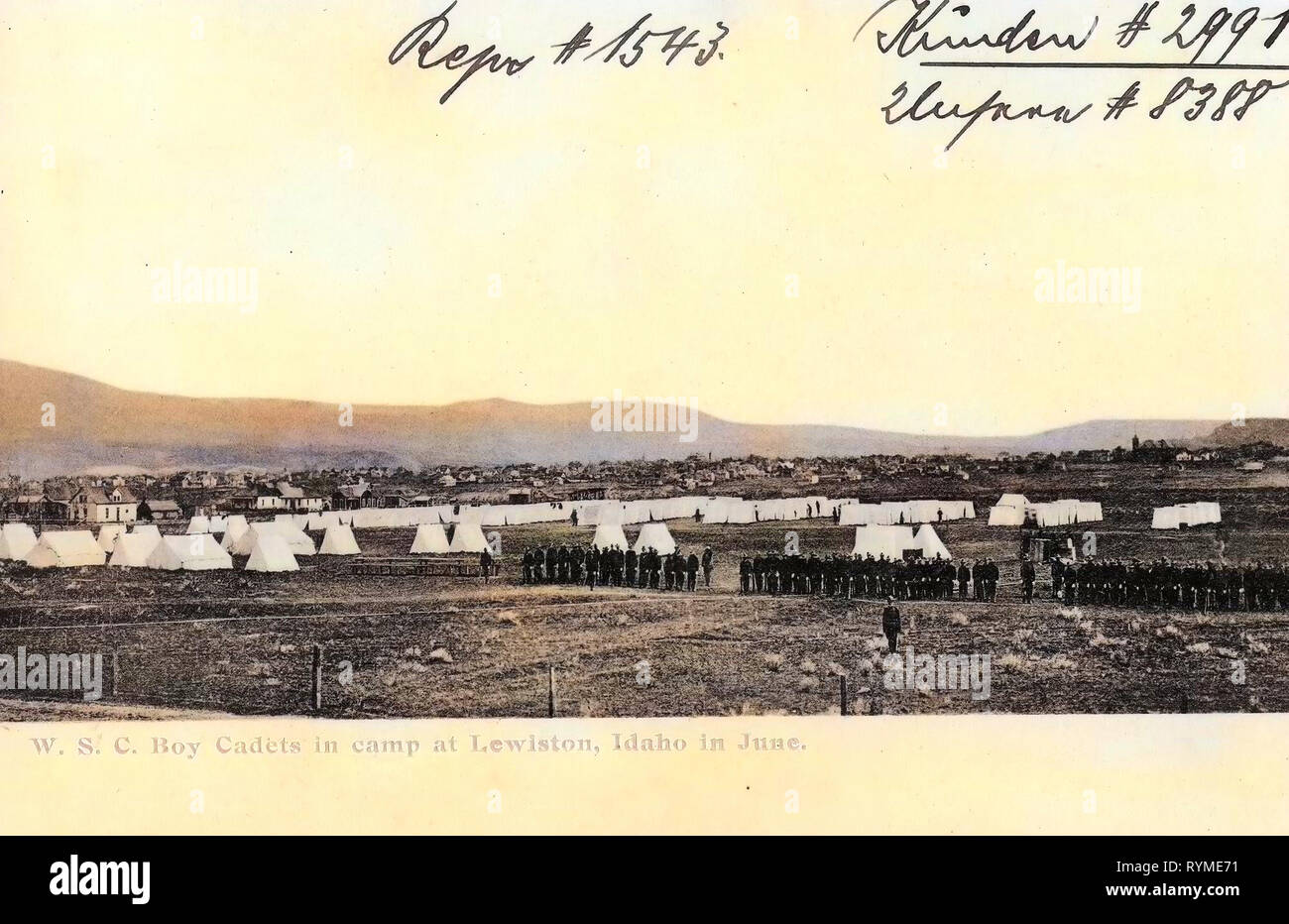 Zelte, die in den Vereinigten Staaten, Weltorganisation der Pfadfinderbewegung, Jungen der Vereinigten Staaten, Gebäude in Idaho, Gruppe Porträts mit vielen Menschen, 1906, Idaho, Lewiston, W. S. C. Junge Kadetten im Camp in Lewiston, Idaho im Juni Stockfoto