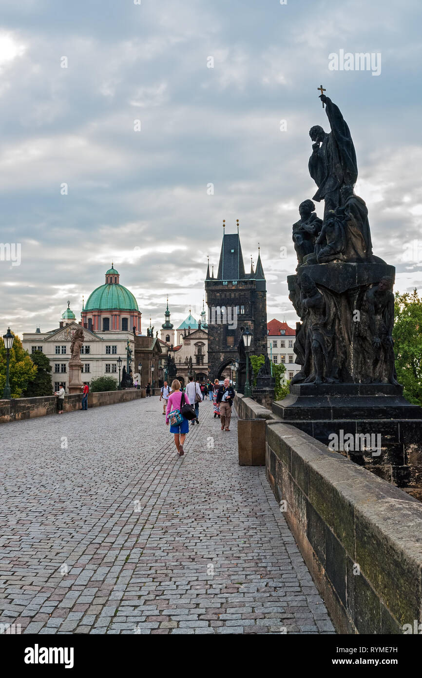 Menschen zu Fuß auf der Karlsbrücke - Prag, Tschechische Republik Stockfoto